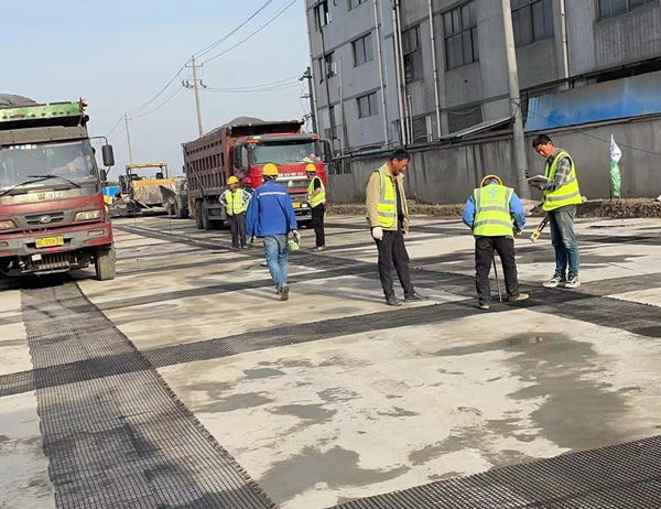 青河老材料的新故事：玻璃纤维土工格栅如何在‘白改黑’浪潮中重获新生？